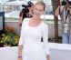 Cette année, Uma Thurman éblouit Cannes en blanc. Pour le photocall du 11 mai, l'actrice opte pour une robe Dolce Gabbana.
