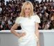 Rachel McAdams rend hommage à la France avec cette robe blanche et fleurie créée par le jeune Maxime Simoens. Absolument ravissant ! Cannes, 11 mai 2011