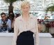 La beauté froide Tilda Swinton sait mettre en valeur sa silhouette filiforme avec une jupe taille haute et une chemise ample. Elle booste son look avec des talons Roger Vivier. Bravo ! Cannes, 12 mai 2011