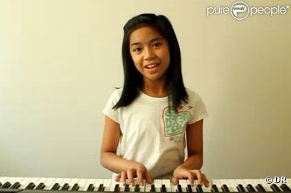 Maria Aragon interprète  Born this way , en piano-voix, en février 2011 (sur YouTube).