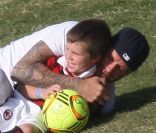 David Beckham très complice avec son fils Cruz lors d\'un match de football à Los Angeles le 13 mai 2011
<p>&nbsp;</p>