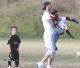 David Beckham joue les coachs sportifs pour son fils Cruz à Los Angeles le 13 mai 2011
<p>&nbsp;</p>
