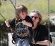 Sharon Stone s'éclate avec Quinn au Coldwater Park à Beverly Hills à Los Angeles le 14 mai 2011