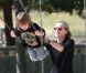 Sharon Stone s'éclate avec Quinn au Coldwater Park à Beverly Hills à Los Angeles le 14 mai 2011