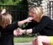 Sharon Stone : moments de tendresse avec son fils Quinn au Coldwater Park à Beverly Hills à Los Angeles le 14 mai 2011