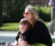 Sharon Stone : moments de tendresse avec son fils Quinn au Coldwater Park à Beverly Hills à Los Angeles le 14 mai 2011