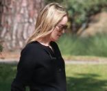 <p>Sharon Stone, une maman au top lorsqu\'elle partage un moment avec son fils Quinn au Coldwater Park à Beverly Hills à Los Angeles le 14 mai 2011</p>