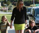 <p>Sharon Stone s\'occcupe de ses enfants Laird et Quinn au Coldwater Park à Beverly Hills à Los Angeles le 14 mai 2011</p>