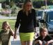 Sharon Stone s'occcupe de ses enfants Laird et Quinn au Coldwater Park à Beverly Hills à Los Angeles le 14 mai 2011