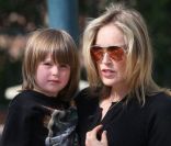 <p>Sharon Stone : moments de tendresse avec son fils Quinn au Coldwater Park à Beverly Hills à Los Angeles le 14 mai 2011</p>
