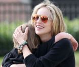 <p>Sharon Stone : moments de tendresse avec son fils Quinn au Coldwater Park à Beverly Hills à Los Angeles le 14 mai 2011</p>