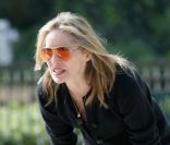 <p>Sharon Stone, une maman au top lorsqu\'elle partage un moment avec son fils Quinn au Coldwater Park à Beverly Hills à Los Angeles le 14 mai 2011</p>