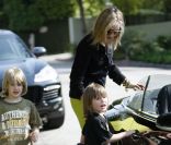 <p>Sharon Stone s\'occcupe de ses enfants Laird et Quinn au Coldwater Park à Beverly Hills à Los Angeles le 14 mai 2011</p>
