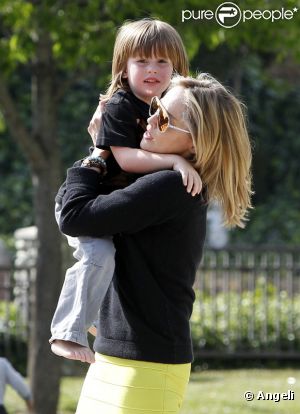 Sharon Stone passe un bon moment avec son fils Quinn au Coldwater park à Los Angeles le 14 mai 2011