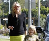 <p>Sharon Stone rentre du Coldwater park avec ses fils Quinn et Laird à Los Angeles le 14 mai 2011</p>
