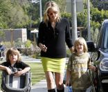 <p>Sharon Stone rentre du Coldwater park avec ses fils Quinn et Laird à Los Angeles le 14 mai 2011</p>