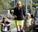 Sharon Stone rentre du Coldwater park avec ses fils Quinn et Laird à Los Angeles le 14 mai 2011