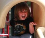 Quinn, le fils de Sharon Stone passe un bon moment avec sa mère au Coldwater park à Los Angeles le 14 mai 2011