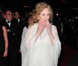  D'habitude pendant le Festival de Cannes, Faye Dunaway brille avec une robe moulante qui met en valeur sa silhouette. Cette année, elle opte pour une robe ample qui nous séduit moyennement ! Cannes, 11 mai 2011 
 &nbsp; 