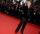 Même en tailleur noir, Faye Dunaway fait crépiter les flashs des photographes. Cannes, 12 mai 2011 