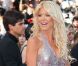 Victoria Silvsdedt a fait son numéro de charme sur les marches du Palais des Festivals à Cannes, le 16 mai 2011