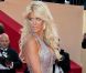 Victoria Silvsdedt a fait son numéro de charme sur les marches du Palais des Festivals à Cannes, le 16 mai 2011