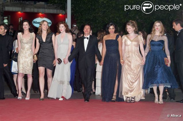 Hafsia Herzi et Bertrand Bonello entourés de toute l'équipe du film à l'occasion de la montée des marches de  L'Apollonide - souvenirs de la maison close , présenté lors du 64e Festival de Cannes, le 16 mai 2011.