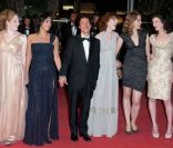 Hafsia Herzi et Bertrand Bonello entourés de toute l\'équipe du film à l\'occasion de la montée des marches de <em>L\'Apollonide - souvenirs de la maison close</em>, présenté lors du 64e Festival de Cannes, le 16 mai 2011.