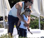 Gavin Rossdale et et Kingston à l'hôtel Eden Roc, à Antibes, le 16 mai 2011. Le rockeur et son fils s'amusent comme des petits fous sous le soleil ! 