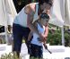Gavin Rossdale et et Kingston à l'hôtel Eden Roc, à Antibes, le 16 mai 2011. Le rockeur et son fils s'amusent comme des petits fous sous le soleil ! 