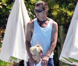 Gavin Rossdale et ses enfants Zuma et Kingston à l'hôtel Eden Roc, à Antibes, le 16 mai 2011.