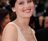 Laetitia Casta avant la montée des marches, pour la  projection de La Conquête, lors du Festival de Cannes, le 18 mai 2011