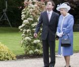 Le 19 mai 2011, à l'occasion de l'avant-dernier jour de sa visite  historique en Irlande, la reine Elizabeth II, passionnée de chevaux de  races, a découvert les haras nationaux irlandais de Kildare. Un des étalons, sans doute impressionné, a vivement réagi ! 