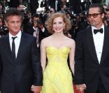 La ravissante Jessica Chastain entourée de Sean Penn et Brad Pitt, à l\'occasion de la présentation de <em>The Tree of Life</em>, lors du 64e Festival de Cannes, le 16 mai 2011.