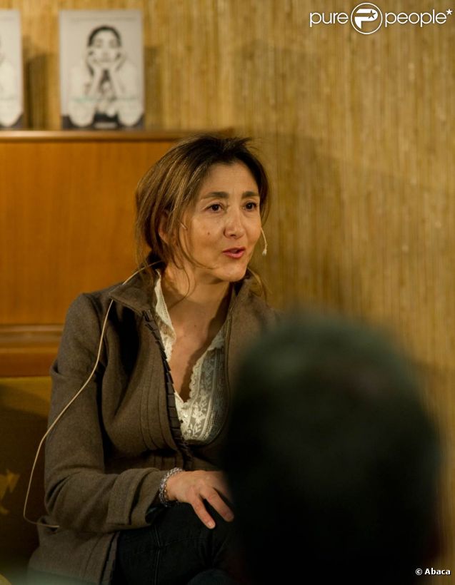 Ingrid Betancourt en Norvège le 4 mai 2011 pour la promotion de ses mémoires de captivité. Le 21 ma, le journal Le parisien annonce que l'ancienne sénatrice colombienne part s'installer en Angleterre pour y passer sa thèse en théologie...