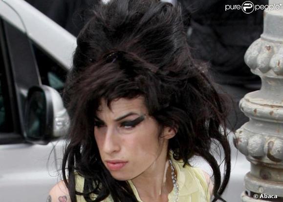 Amy Winehouse, encore du souci à se faire : elle perd ses cheveux