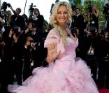 Adriana Karembeu sur le tapis rouge de Cannes le 17 mai 2011