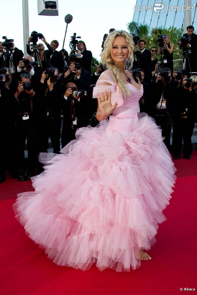 Adriana Karembeu sur le tapis rouge de Cannes le 17 mai 2011