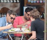 Joaquin Phoenix déjeune avec des amis à Los Angeles le 13 mai 2011