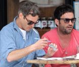Joaquin Phoenix déjeune avec des amis à Los Angeles le 13 mai 2011