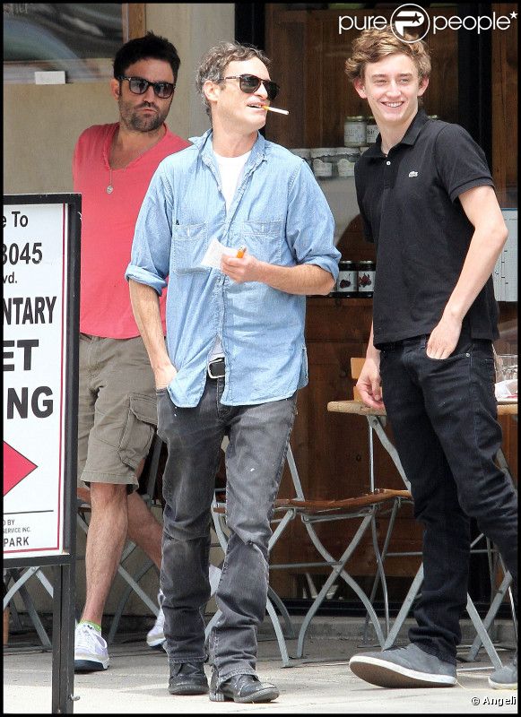 Joaquin Phoenix déjeune avec des copains à Los Angeles le 13 mai 2011