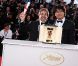 Pablo Giorgelli, lauréat de la Caméra d'Or (Las Acacias), avec le président du jury Caméra d'or, Bong Joon Holors de la séance photo post-palmarès du festival de Cannes le 22 mai 2011
