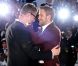 Nicolas Winding Refn, prix de la mise en scène pour Drive, avec son acteur Ryan Gosling, lors de la séance photo post-palmarès du festival de Cannes le 22 mai 2011
