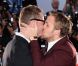 Nicolas Winding Refn, prix de la mise en scène pour Drive, avec son acteur Ryan Golsing et très proche, lors de la séance photo post-palmarès du festival de Cannes le 22 mai 2011