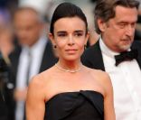 Pour sublimer son dos nu, Elodie Bouchez a opté pour un ravissant collier Boucheron. Cannes, 12 mai 2011