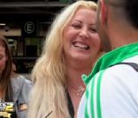 Loana arrive à l'aéroport sous le regard médusé des autres Anges... (épisode du lundi 23 mai 2011).