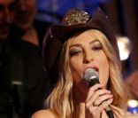 Eve Angeli en janvier 2008 lors d\'une émission de radio. Ne serait-ce pas la tenue parfaite pour l\'Eurovision 2012 ?