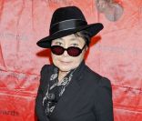 Yoko Ono lors de la 70e cérémonie des George Foster Peabody Awards dans l\'Université de Georgia à New York le 23 mai 2011<br />