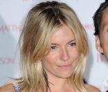 Sienna Miller affiche un maquillage nude discret et élégant. Londres, 12 octobre 2010<br />