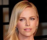 Charlize Theron est ravissante avec son maquillage naturel. Los Angeles, 27 février 2011<br />